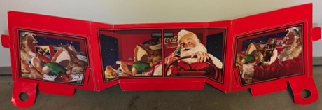 04696-1 € 10,00 coca cola karton kerstman in vrachtwagen 35 x 130 cm.jpeg
